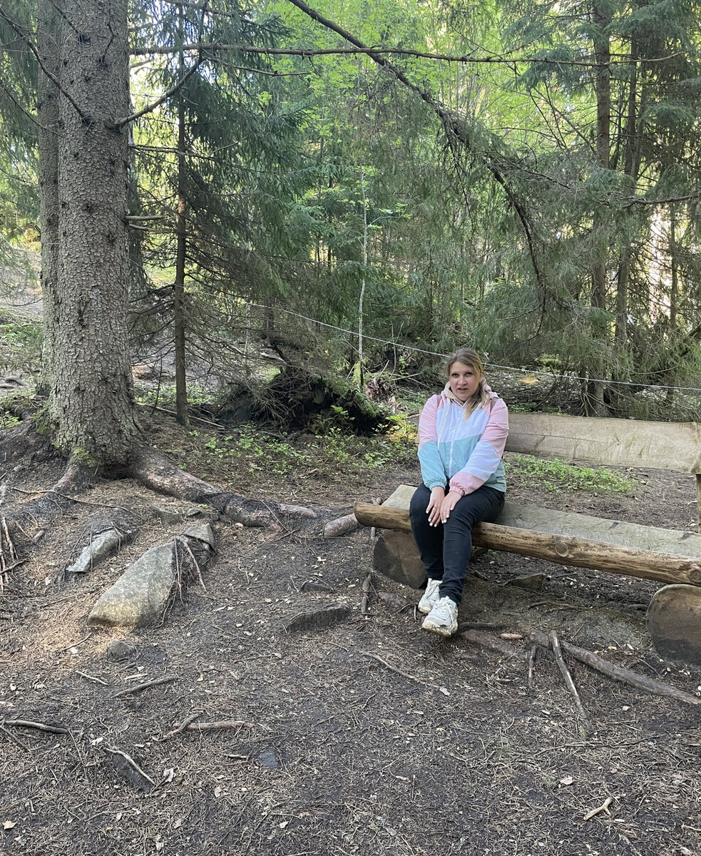 Это я, сижу в лесу Карелии и жду когда мне подключат монетизацию. Уже устала,видите,какое недовольное лицо 😂