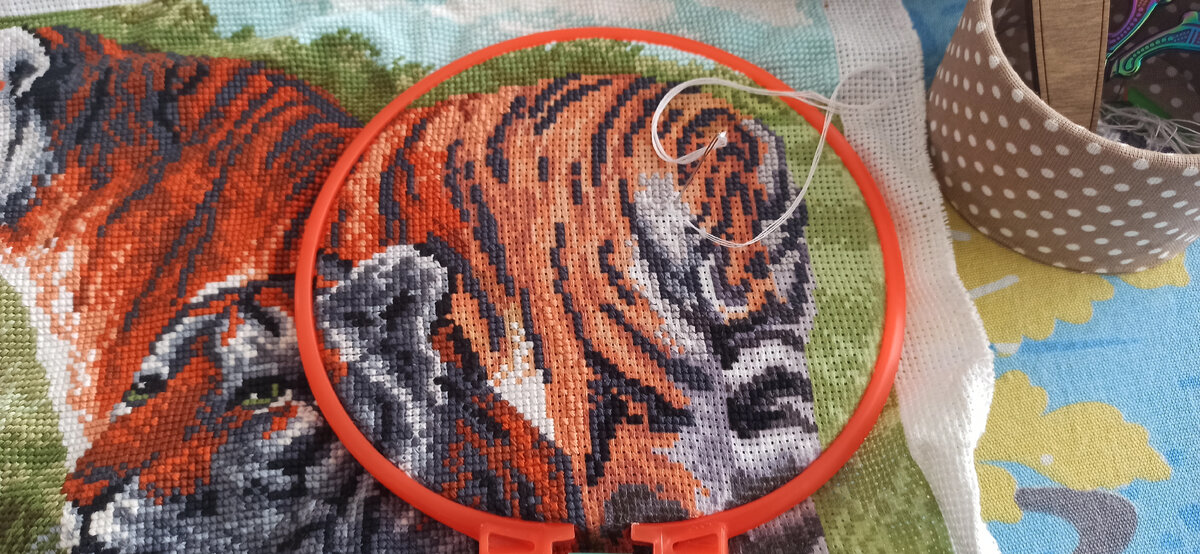 Передвинула пяльцы