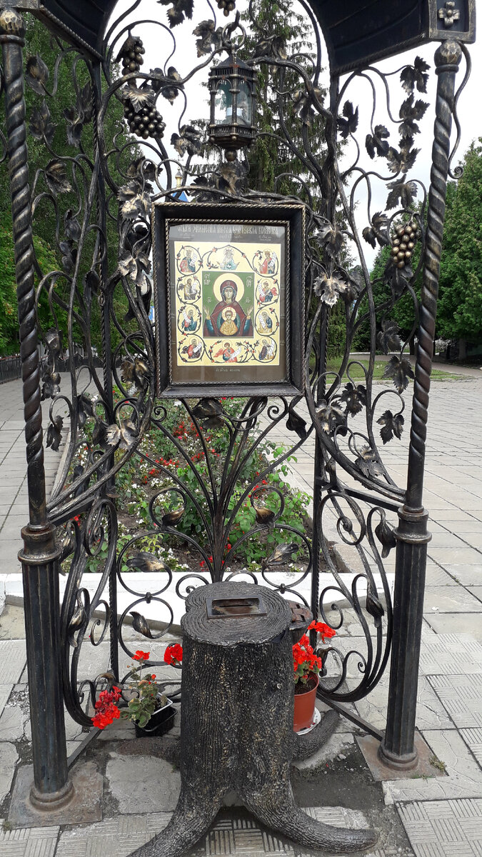 У входа список иконы