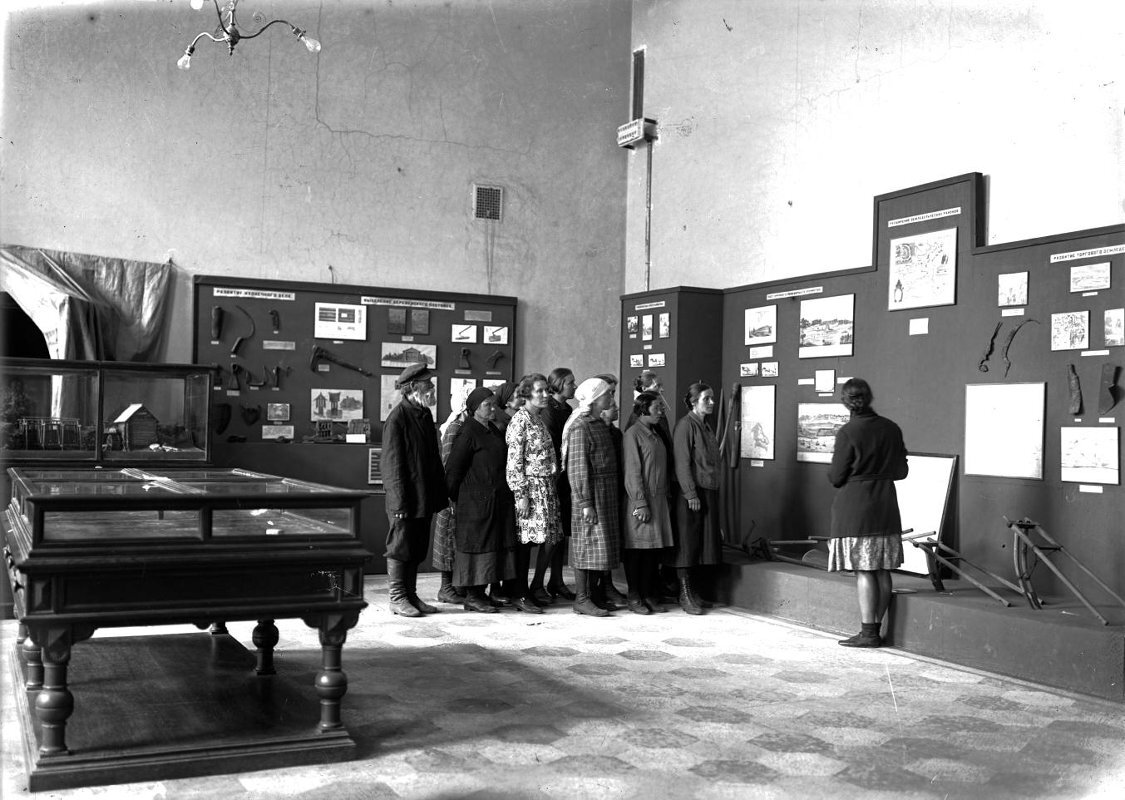 Группа колхозниц в стенах ГИМ. 1928 г. Предположительно зал № 15