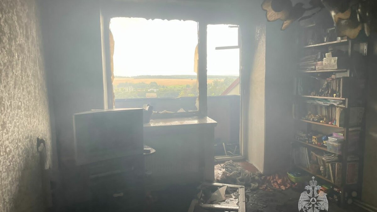     В Татарстане в поселке Пестрецы огонь перекинулся с третьего этажа на крышу здания. Подробности случившегося сообщили в пресс-службе ГУ МЧС России по РТ.