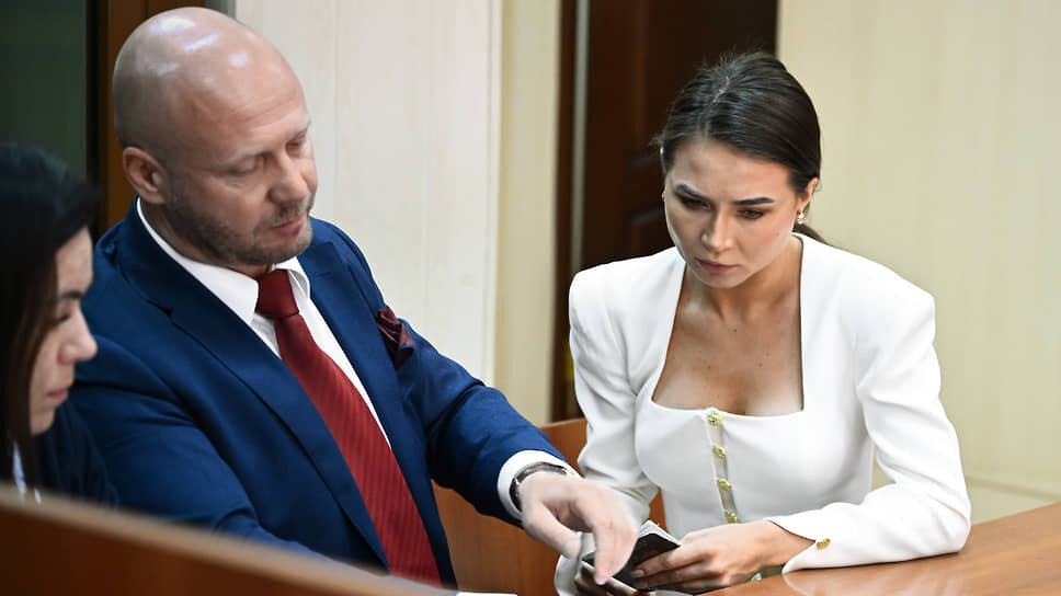 Фото: Александр Миридонов / Коммерсантъ📷Валерия Чекалина (справа) во время заседания суда