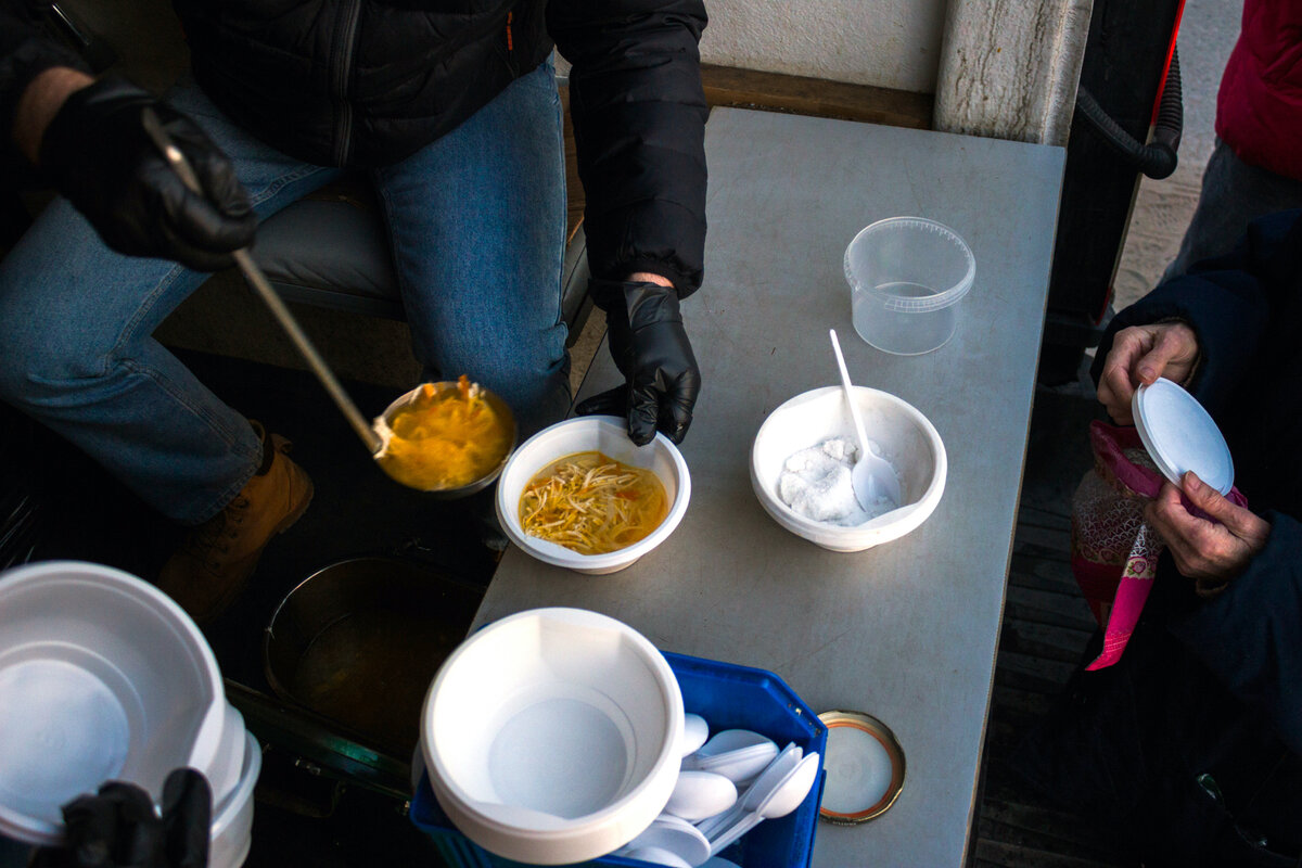 Раздача еды в Ночном автобусе в Петербурге