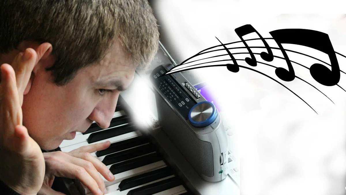 Оригинальный звук мир. Золотой микрофон. Человек в наушниках на природе. Тонкий музыкальный слух. Наушники и микрофон арт.