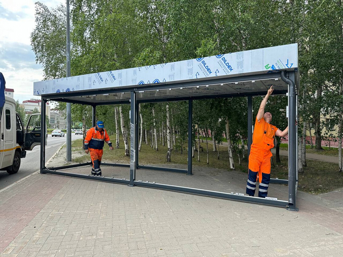    В Сургуте начали устанавливать первые в этом году остановочные павильоны