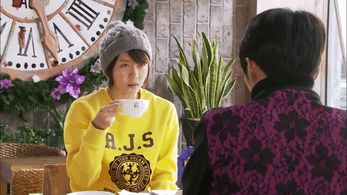 А вот и легендарная сцена поцелуя "с пенкой", которую сложно забыть и которую не раз парадировали.