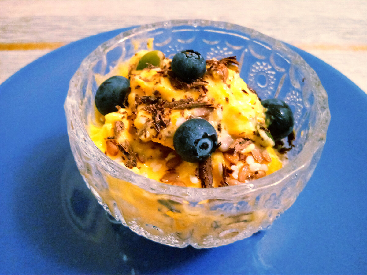 Домашнее мороженое из тыквы баттернат и простокваши со стружкой горького шоколада и семечками (кунжут, льняные, тыквенные) 