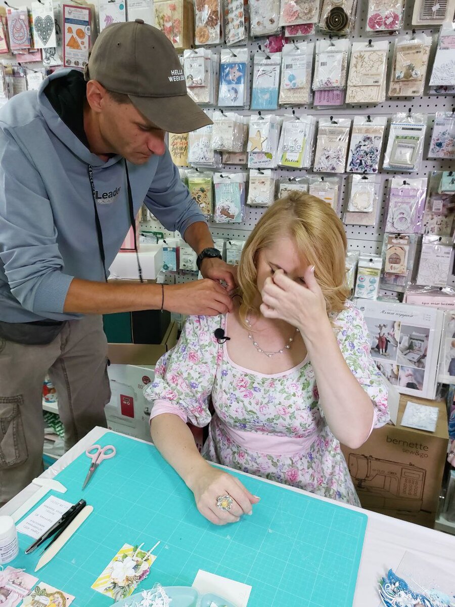 Оператор Иван крепит микрофон на Надежду