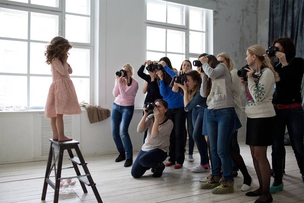 Пойти вряд. Фотосессия в классе. Мастер класс по фотосъемке. Мастер класс фотографа. Фотограф в школе.