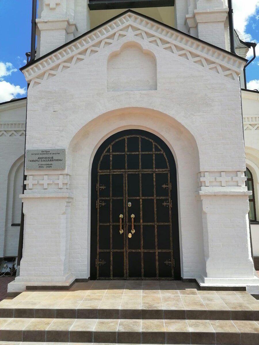 Гранитная табличка на храме