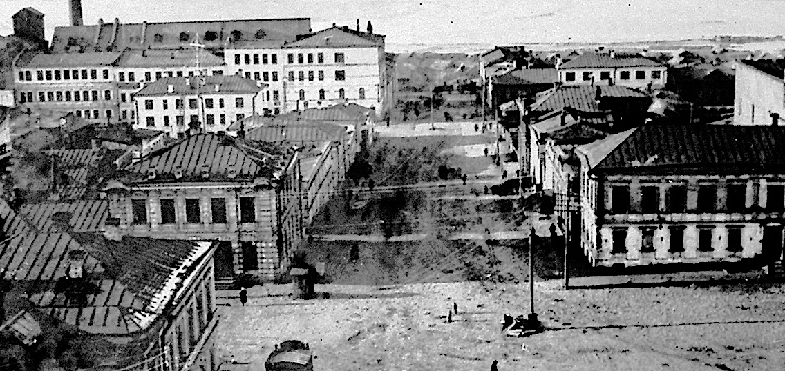 Перекресток Старо-Самарской (Крупской) и Казанской (Алексея Толстого) Все согласно проекту, включая парапетные столбики и вазоны на кровле особняка