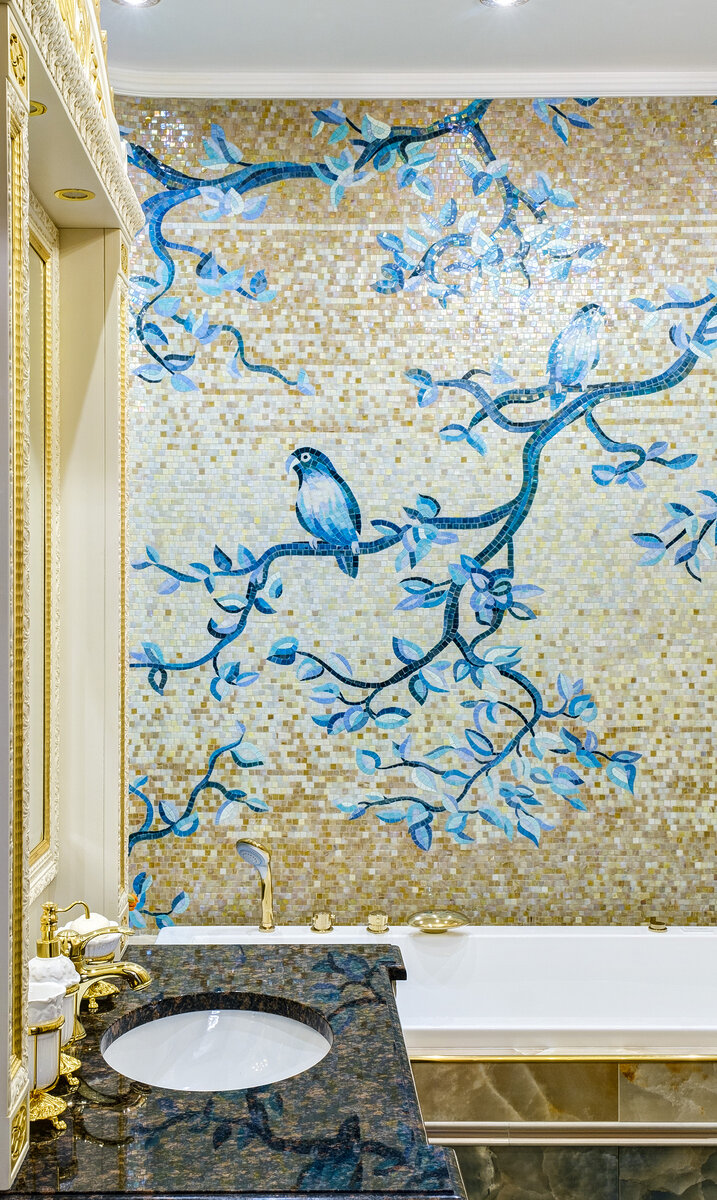 Художественное панно из мозаики в ванной комнате, изготовлено в студии мозаики GriffonStyle. Дизайнер проекта Наталия Рогинская.