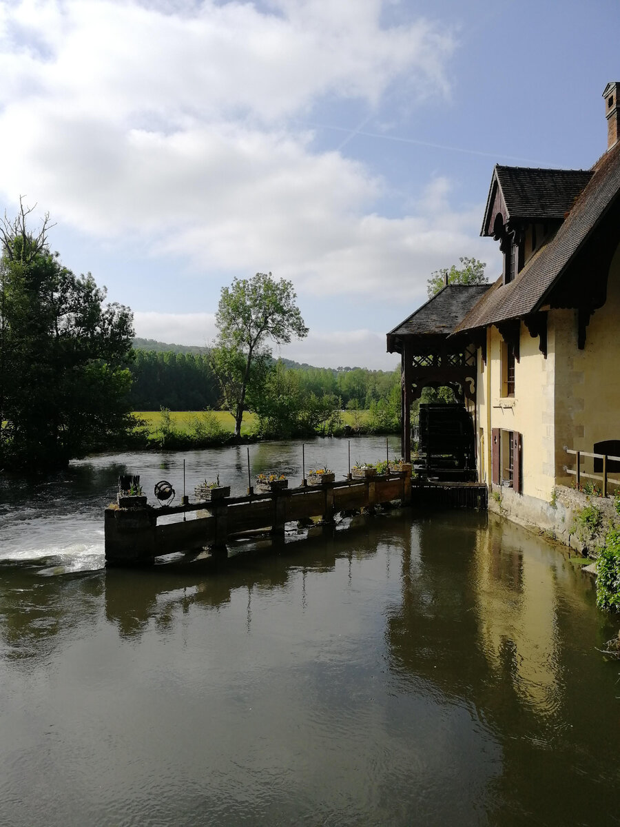 В этот дом я влюбилась. Вокруг больше ничего жилого нет. Стоит себе у дороги, красивый - донельзя! 