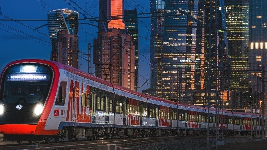     В столице запущен третий маршрут Московского центрального диаметра. Разбираемся, как он сократит путь и пригорода в центр города. И можно ли сэкономить на проезде.