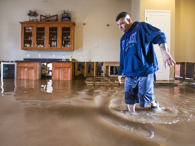 Залив жилого помещения. Затоп квартиры. Затопило квартиру. Затопили соседи. Потоп в квартире.