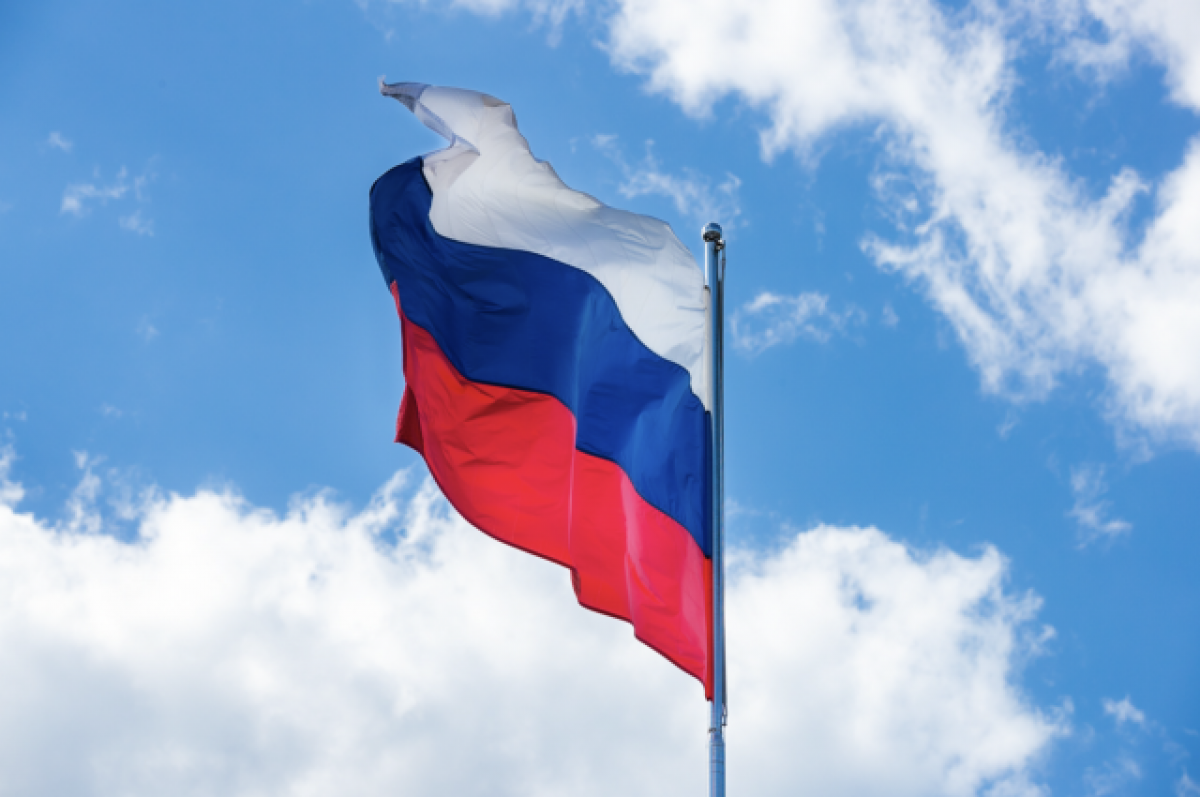    Губернатор Куйвашев поздравил уральцев с Днем Государственного флага