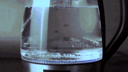 Процесс закипания воды в электрическом чайнике