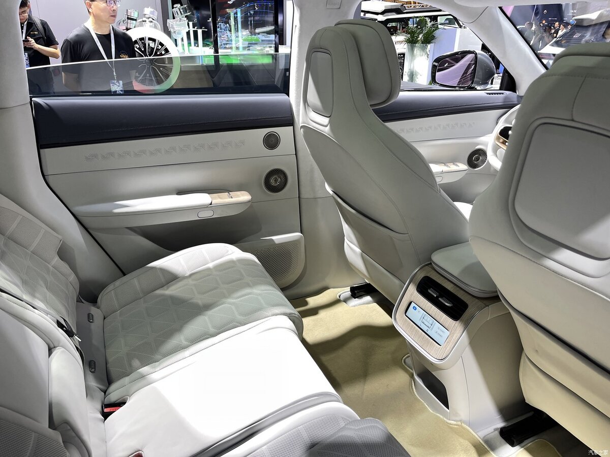 На фото: Салон кроссовера Exeed Exlantix ET 