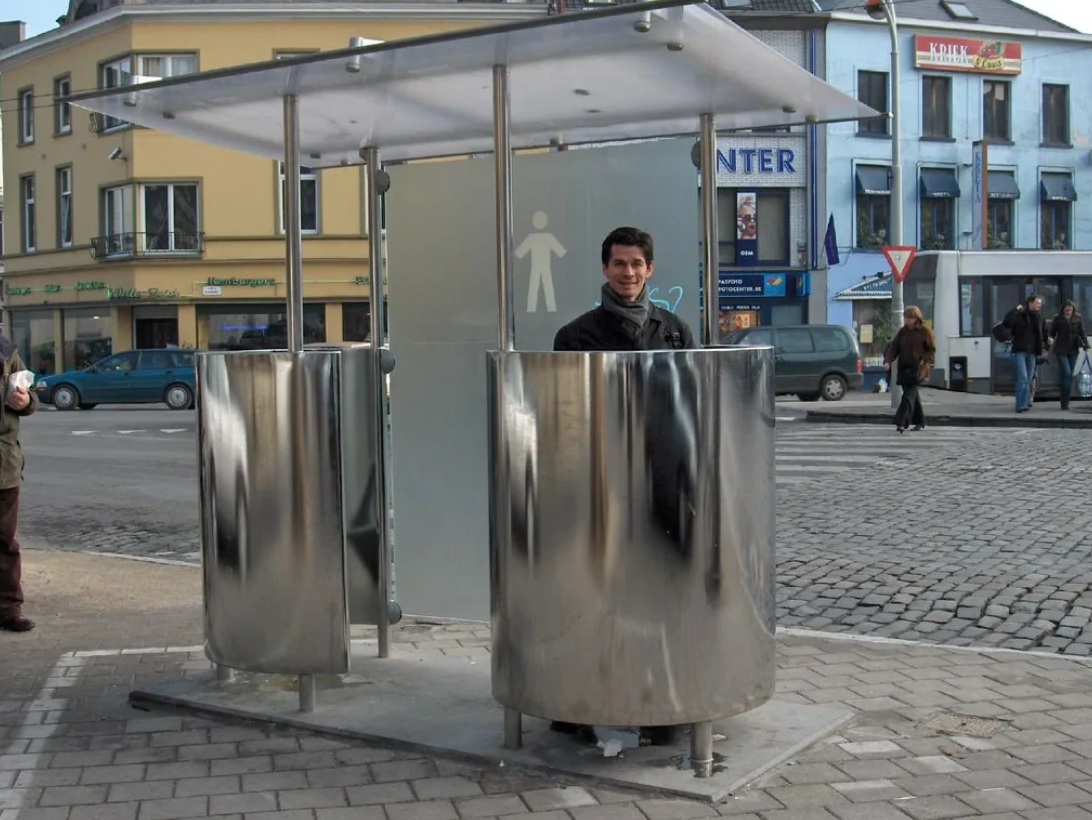 Public's. Туалеты в Амстердаме на улице. Общественный туалет в Амстердаме. Общественные туалеты в Голландии на улице. Писсуары в Амстердаме на улице.