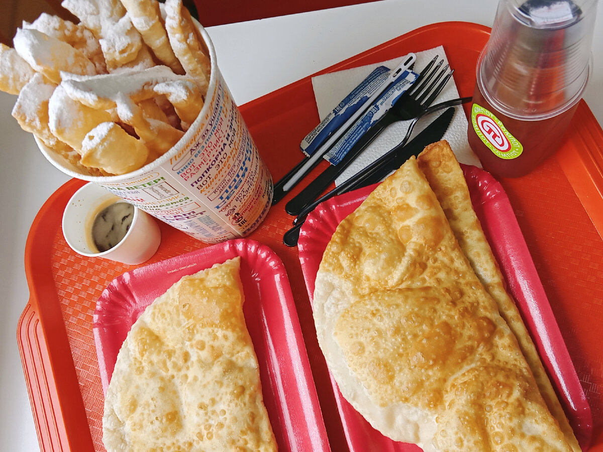 Где-то на трассе: чебуреки с бараниной, свининой, хворост, кофе и компот