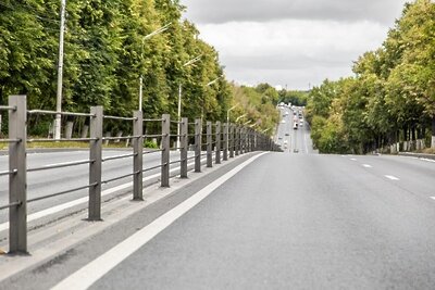    Тросовые и барьерные ограждения на региональных дорогах в Подмосковье ©Пресс-служба министерства транспорта и дорожной инфраструктуры Московской области