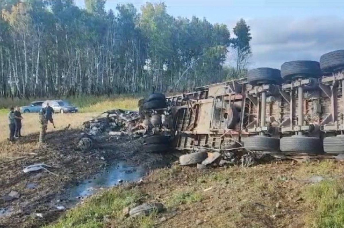    Водитель и пассажир грузовика пострадали, получив ушибы, ссадины и ожоги.