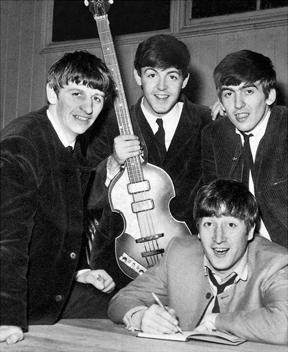 The Beatles за кулисами в Шропшире в 1963 году.