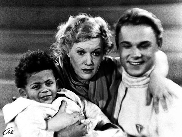 "У неё есть чёрный ребёнок! Чёрный ребёнок! Чёрный ребёнок, господа!"  Фильм "Цирк"  -заявлял о принципиальном равенстве всех народов. 