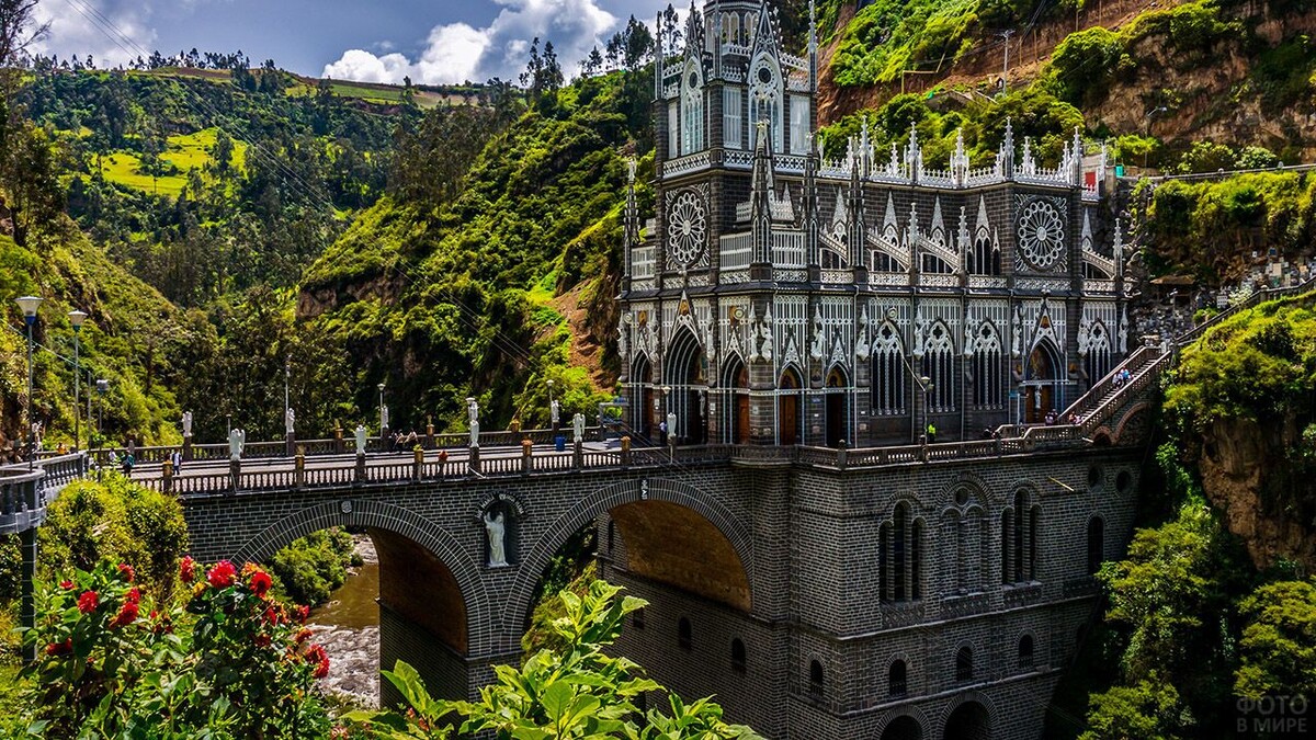 Необычный собор, построенный прямо в каньоне реки Гуайтара. 