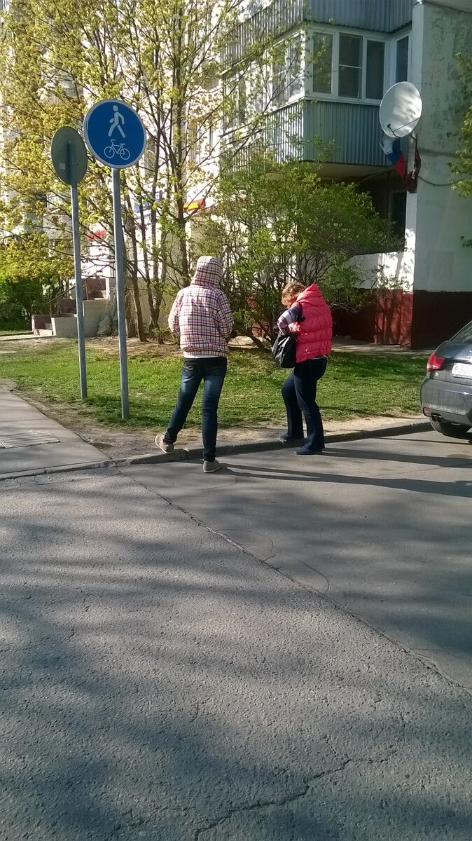 А вот эта женщина долго рылась в сумке, чтобы подать девице. За это время я успела подойти поближе и сфотографировать.