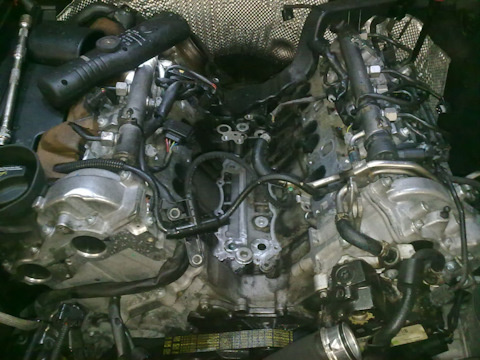 Объем работ будет предстоять большой. Теплообменник находиться в развале блока цилиндров.