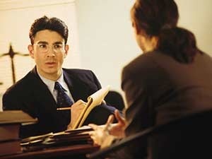 Такой вариант решения проблемы тоже не предполагает обращения в суд — хотя кредитору необходимо прибегнуть к помощи третьих лиц. Юрист поможет качественно и быстро вернуть необходимую сумму (иногда с процентами), но, как правило, для этого требуются денежные вложения. Их можно вписать в сумму долга и потребовать от должника.