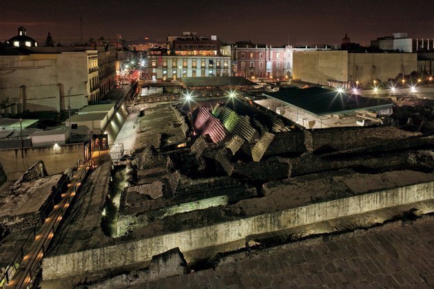 Ночью разноцветные огни освещают руины Темпло-Майор. При раскопках археологи выявили 13 этапов строительства с 1375-го по 1519 годы; двойная лестница пирамиды перестраивалась 13 раз. Фото: Питер Эссик