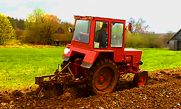 Пахота, трактором Т-25