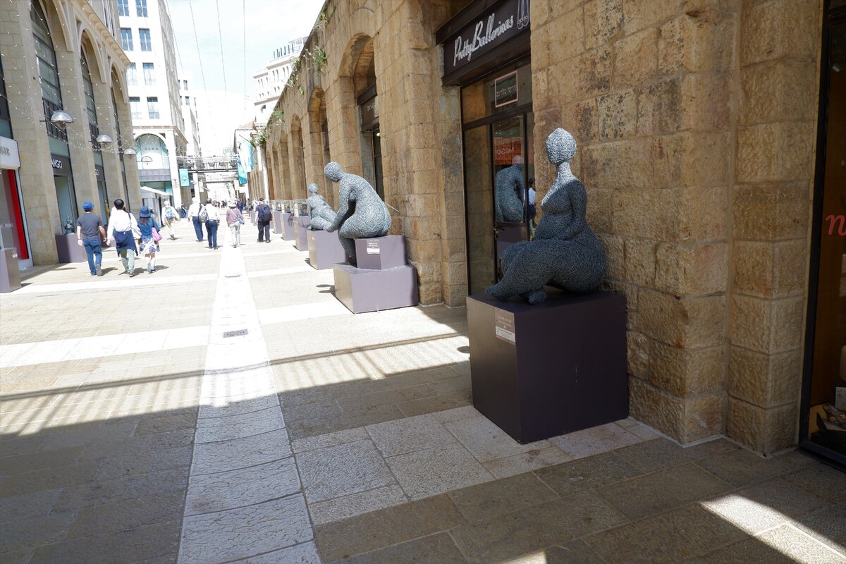 Улица в Мамила молл со скульптурами