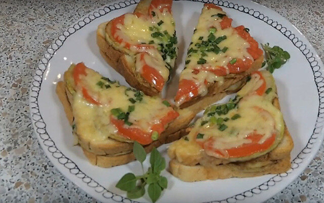 Бутерброды с сыром и помидорами в микроволновке – завтрак который можно приготовить за пару минут.