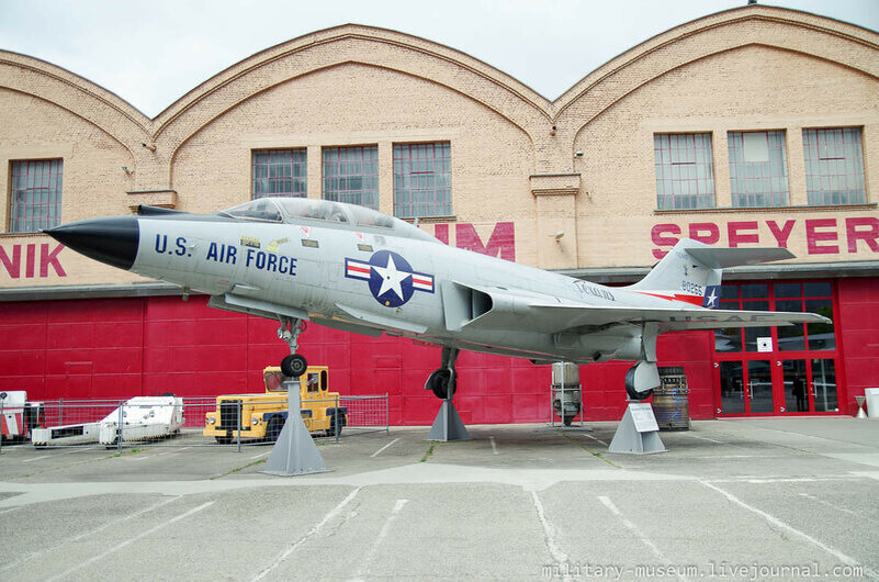 2. Рядом  с Су-22 - всепогодный перехватчик McDonnell F-101 Voodoo. Самолёт эксплуатировался в ВВС США и Канады с конца 1950-х вплоть до первой  половины 1980-х гг.