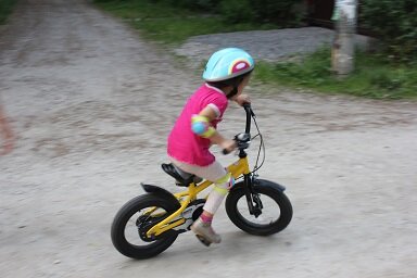 Рано или поздно, перед каждым родителем встает задача, а как же научить ребенка кататься на двухколесном велосипеде? Задача на самом деле не очень сложная, но требует определенной подготовки. Мы не расскажем в этой статье, как сесть на велосипед и сразу поехать, этого не получится, если вы не проводили предварительную подготовку. 