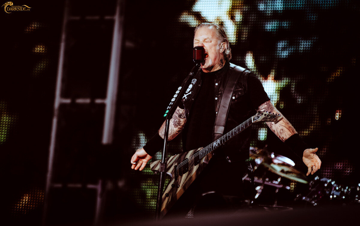 Джеймс Хэтфилд во время выступления METALLICA в Москве в 2019 году