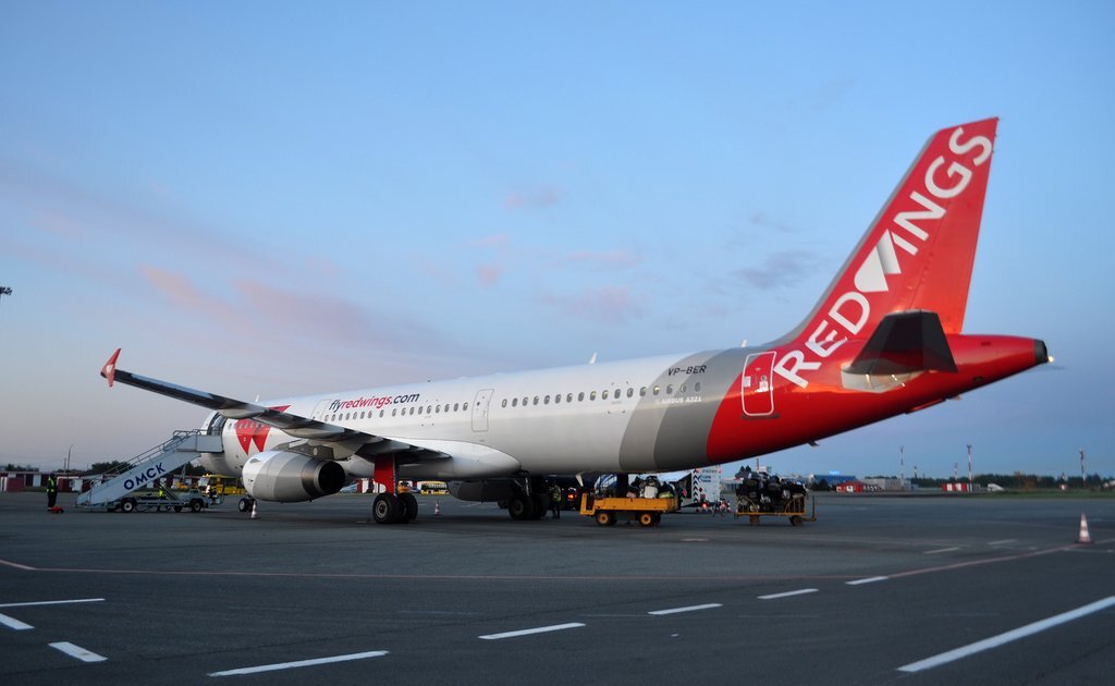 Red wings boeing 777