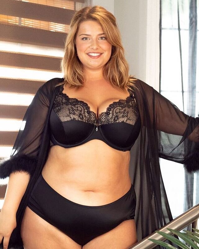 Девушка в трусах с высокой посадкой