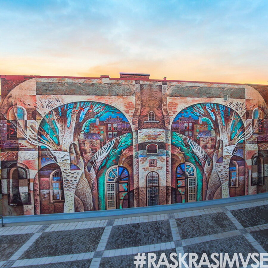 Это здание около бизнес-центра «Ковенский 5» в Санкт-Петербурге. Это двери в потайной город 