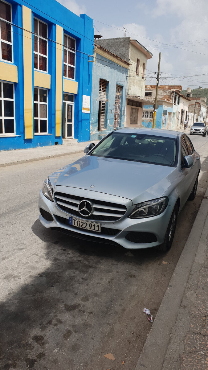 Я боюсь предположить за сколько купили этот мерседес, но цены на б/у машины - меня просто потрясли (фото из личного архива)