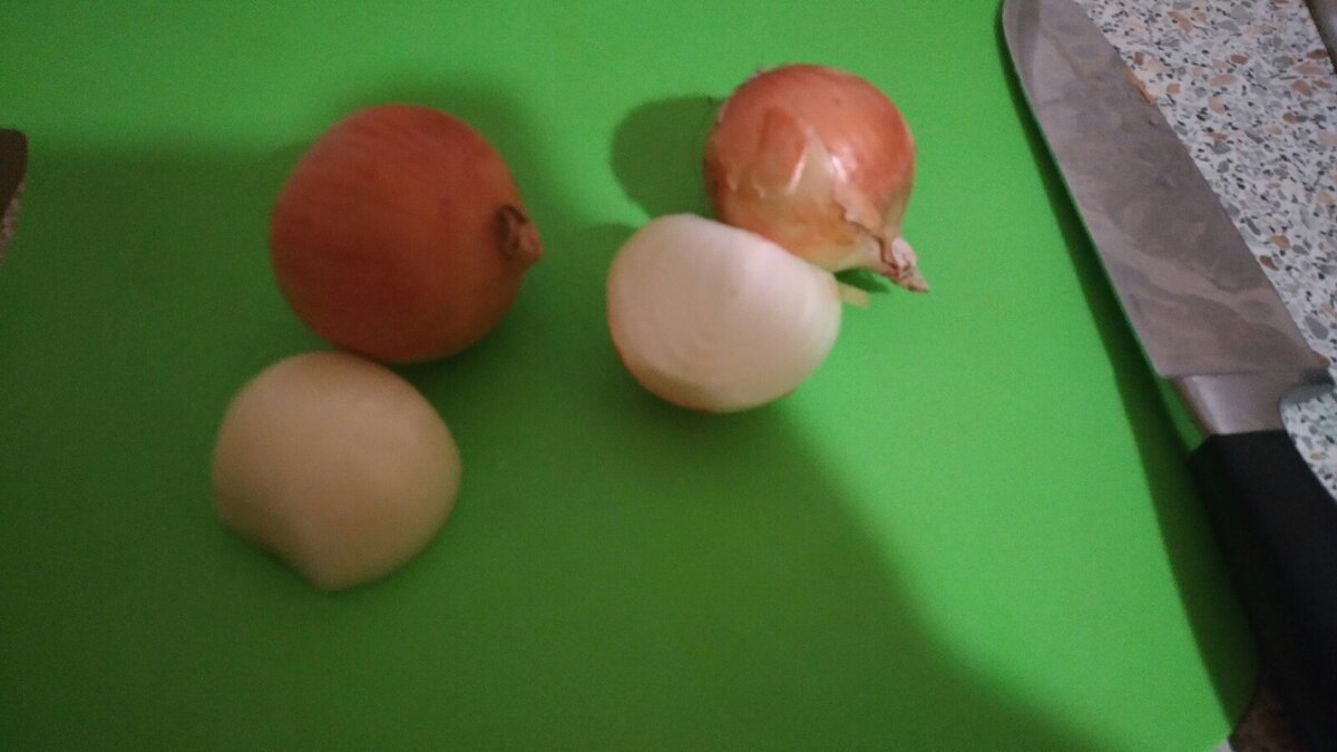 Для начала режем пополам,для тех кто не в курсе)