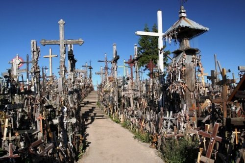 19. Гора Крестов (Hill of Crosses), Литва

Расположенная примерно в 12 километрах к северу от города Шяуляй (Siauliai) на севере Литвы, Гора Крестов является уникальным местом паломничества католиков, примечательным огромным количеством крестов, распятий, статуй Девы Марии и чучел.
