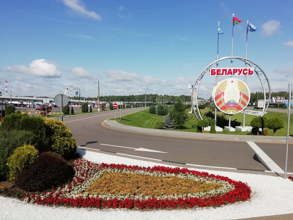 На выезде из аэропорта Минск
