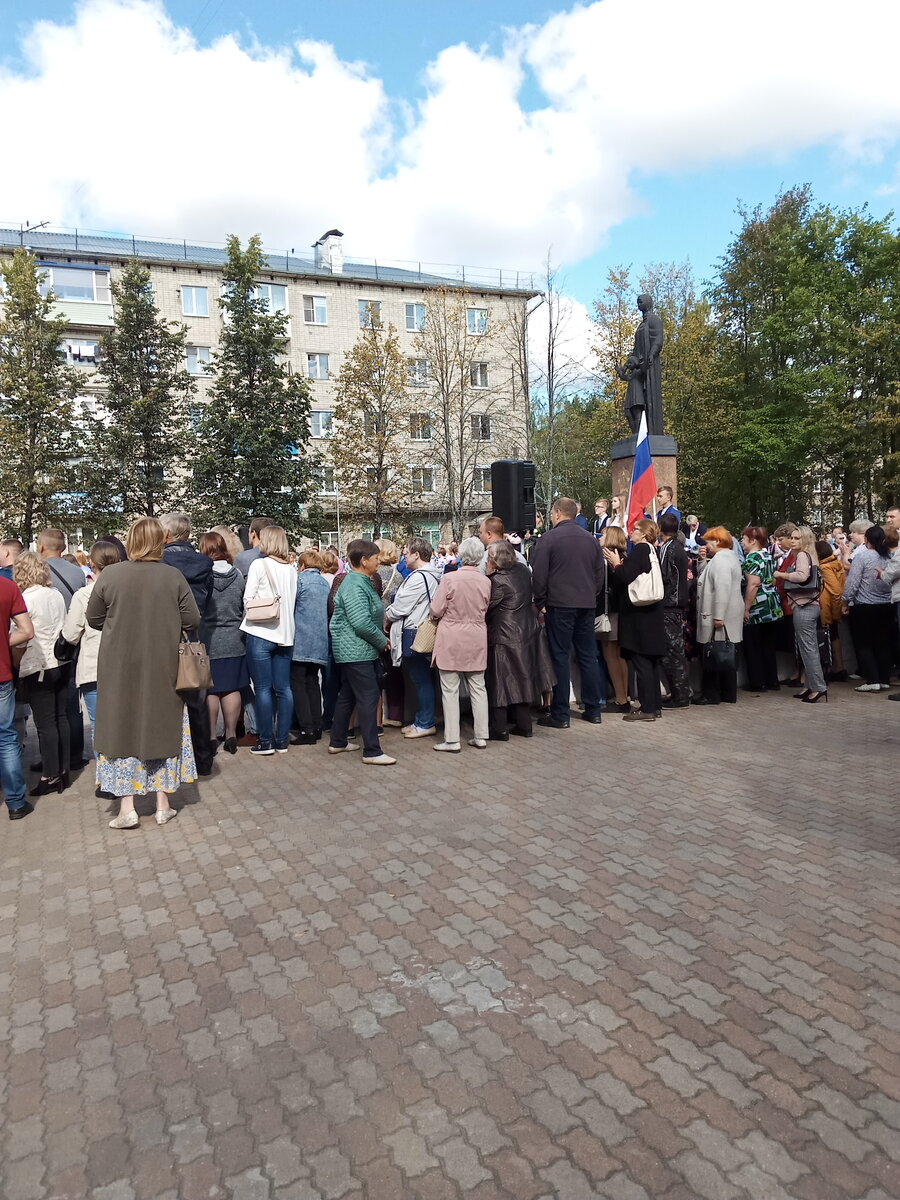 На Аллее победы - линейка в честь Дня знаний. Толпа родителей.