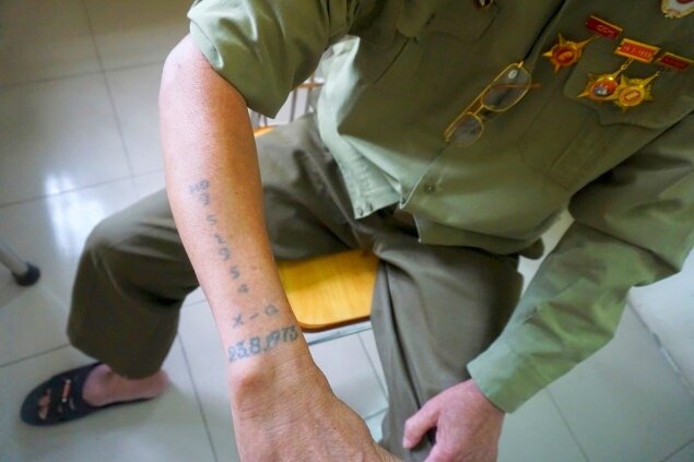 Для того чтобы опознать тело, убитое в бою, на руках у вьетнамских солдат часто наносилась личная информация