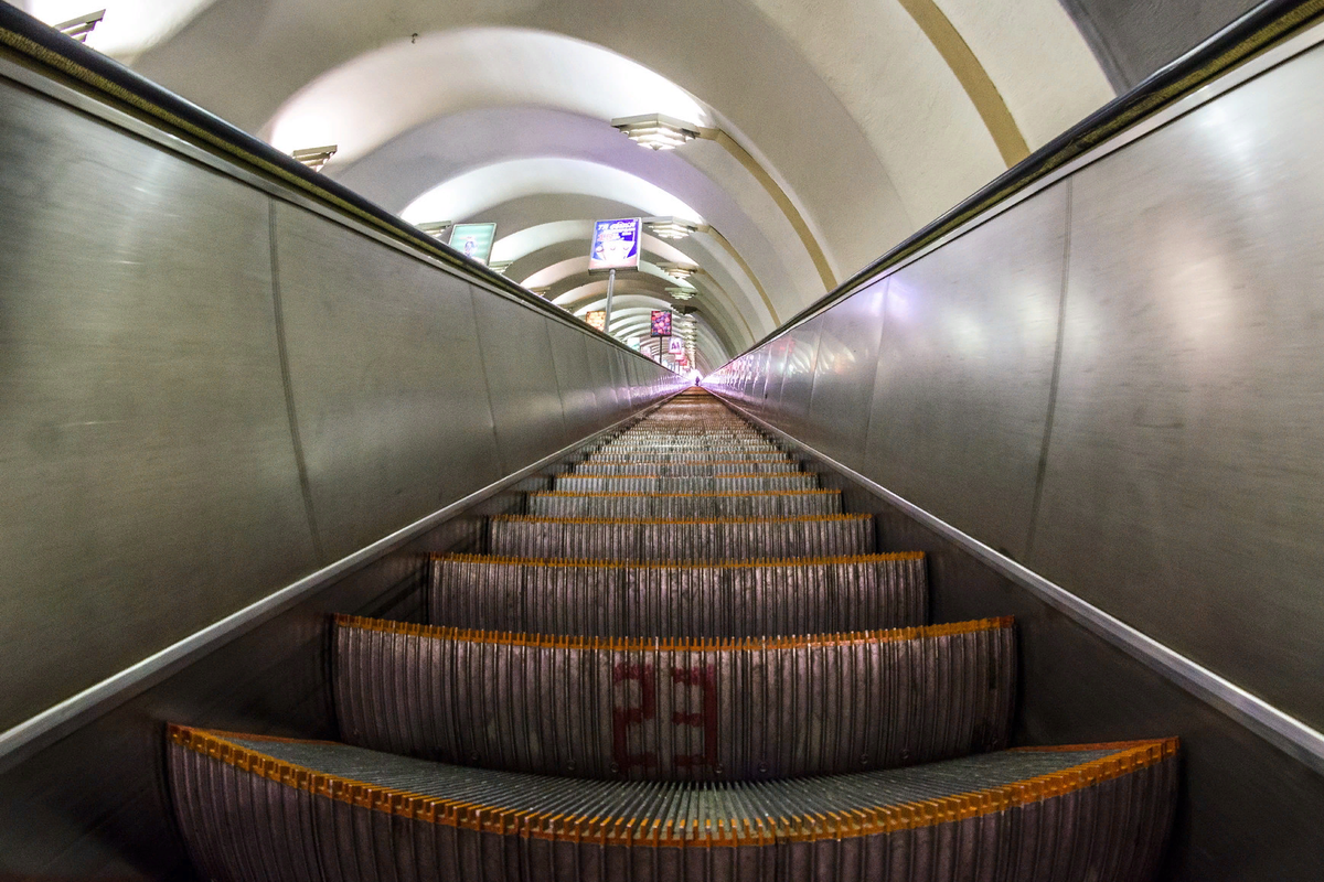 Метро петербурга эскалаторы. Эскалаторы Петербургского метрополитена. Адмиралтейская метро эскалатор. Станция метро Маяковская эскалатор Санкт-Петербург. Метро Питер эскалатор.