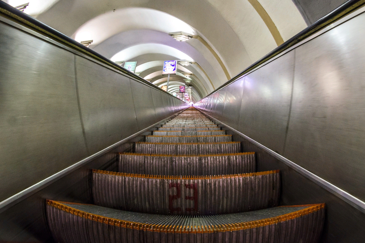 Эскалатор Петербургского метро. Фото из открытых источников